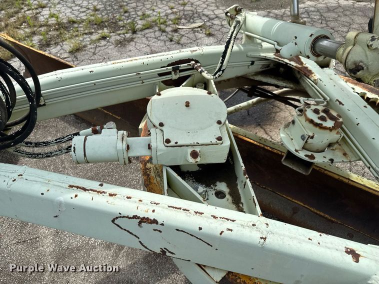 image for item DU9903 1981 John Deere JD570-A motor grader