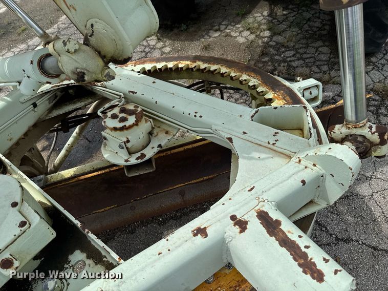 image for item DU9903 1981 John Deere JD570-A motor grader