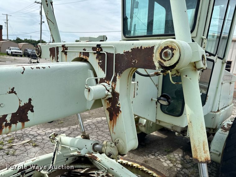 image for item DU9903 1981 John Deere JD570-A motor grader