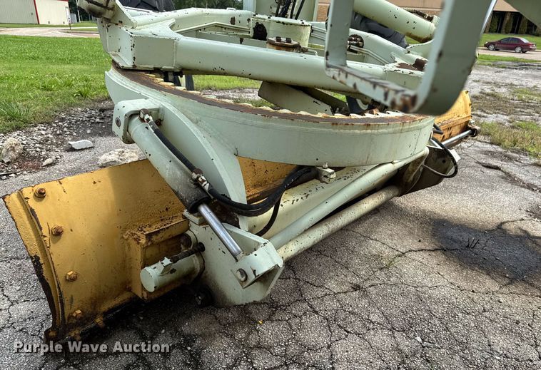 image for item DU9903 1981 John Deere JD570-A motor grader