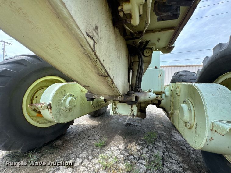 image for item DU9903 1981 John Deere JD570-A motor grader