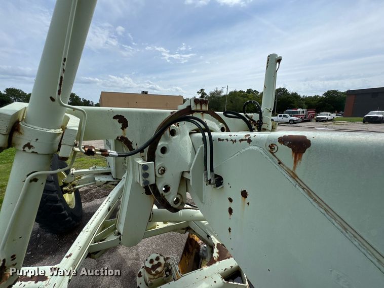 image for item DU9903 1981 John Deere JD570-A motor grader