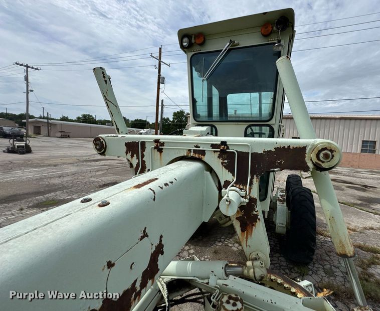 image for item DU9903 1981 John Deere JD570-A motor grader