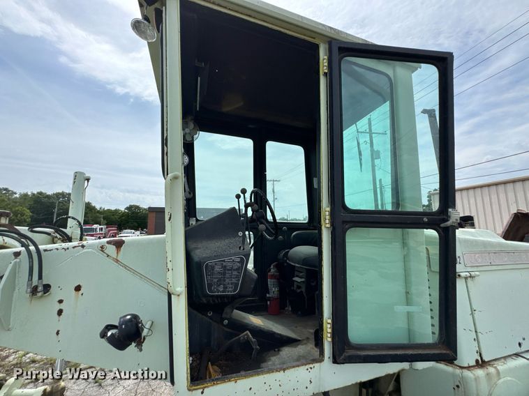 image for item DU9903 1981 John Deere JD570-A motor grader