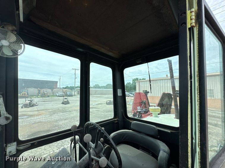 image for item DU9903 1981 John Deere JD570-A motor grader