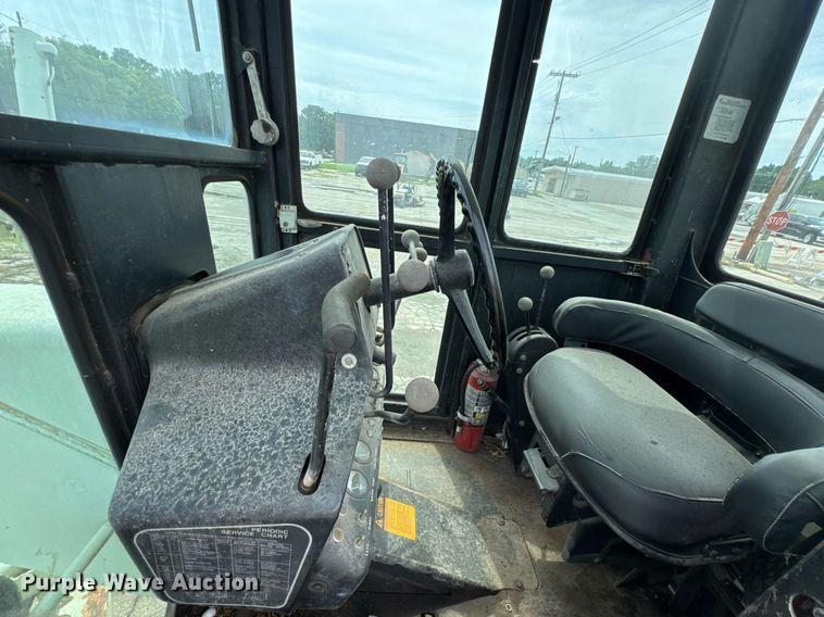 image for item DU9903 1981 John Deere JD570-A motor grader