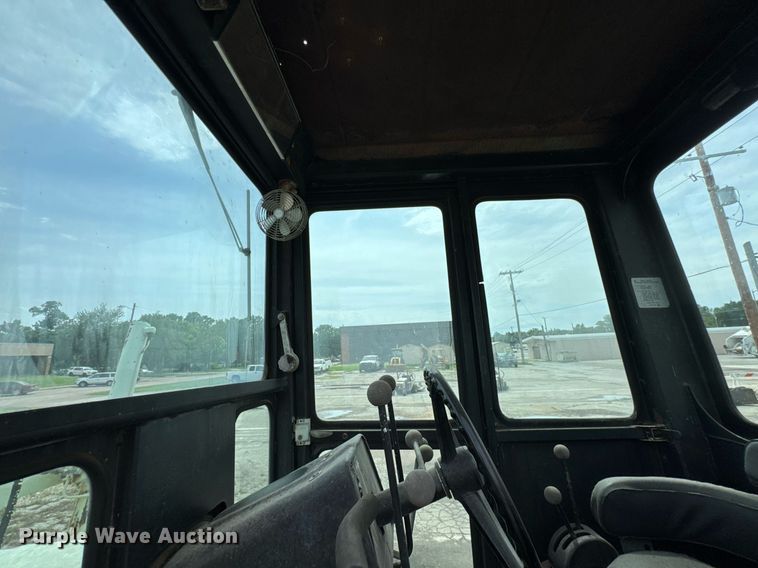 image for item DU9903 1981 John Deere JD570-A motor grader