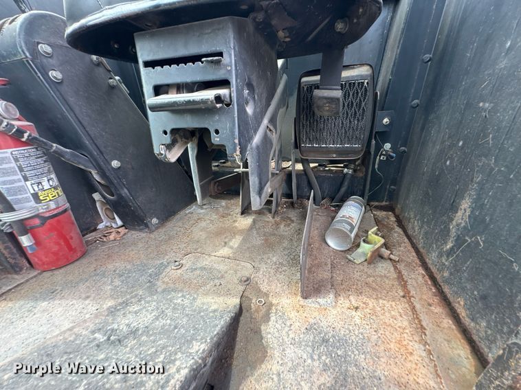 image for item DU9903 1981 John Deere JD570-A motor grader