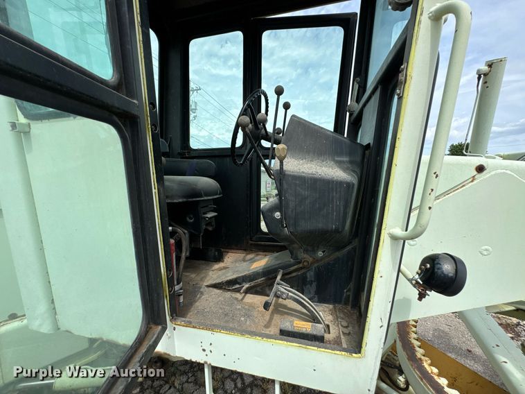 image for item DU9903 1981 John Deere JD570-A motor grader