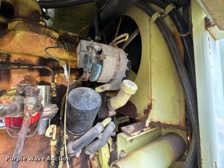 image for item DU9903 1981 John Deere JD570-A motor grader