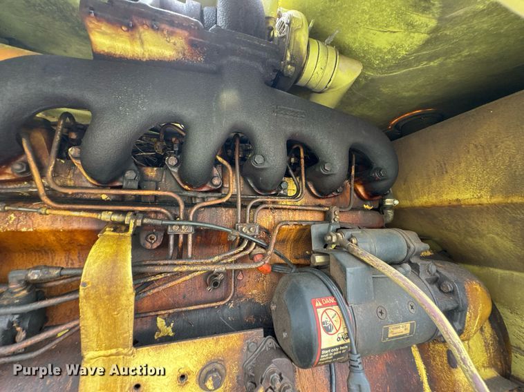 image for item DU9903 1981 John Deere JD570-A motor grader