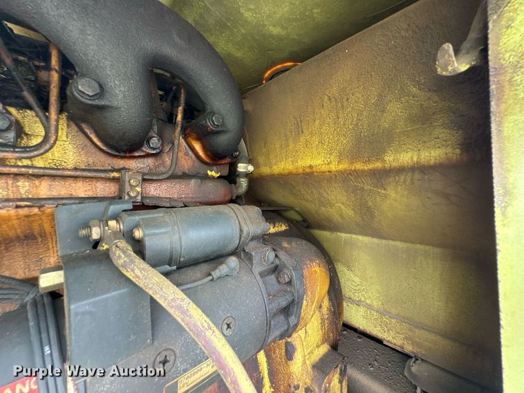 image for item DU9903 1981 John Deere JD570-A motor grader