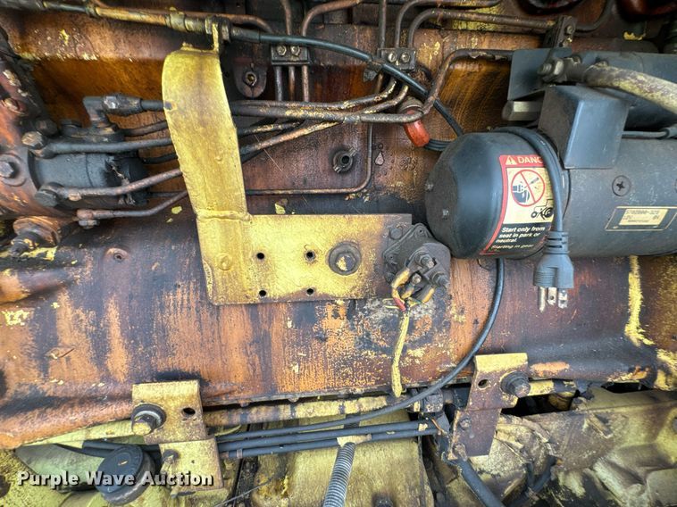 image for item DU9903 1981 John Deere JD570-A motor grader