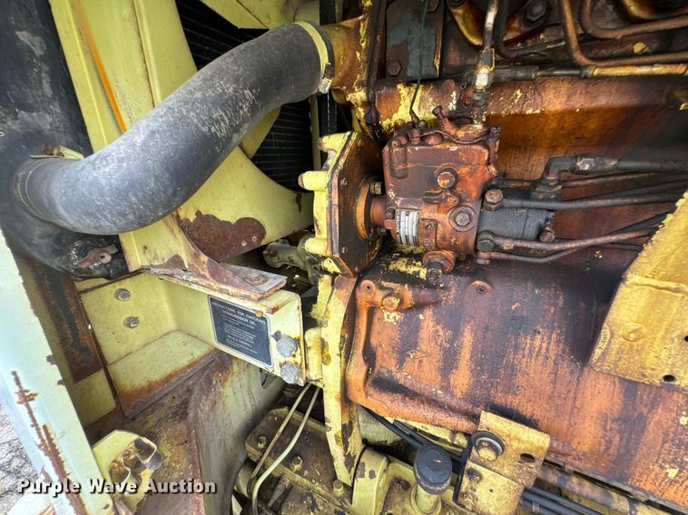 image for item DU9903 1981 John Deere JD570-A motor grader