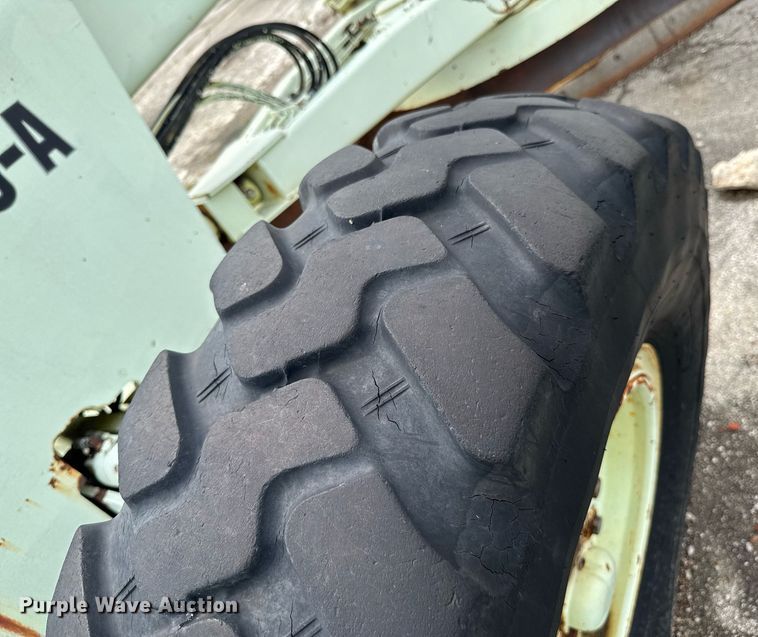 image for item DU9903 1981 John Deere JD570-A motor grader