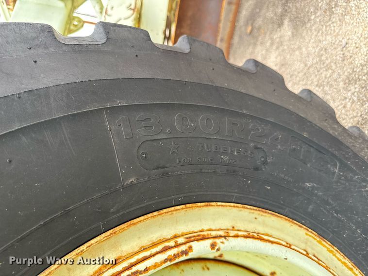 image for item DU9903 1981 John Deere JD570-A motor grader