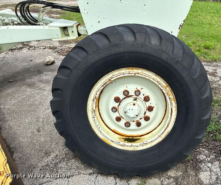 image for item DU9903 1981 John Deere JD570-A motor grader