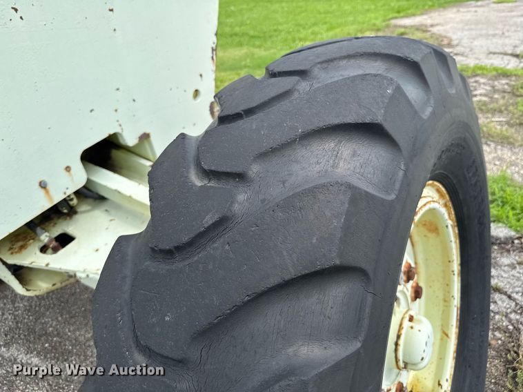 image for item DU9903 1981 John Deere JD570-A motor grader