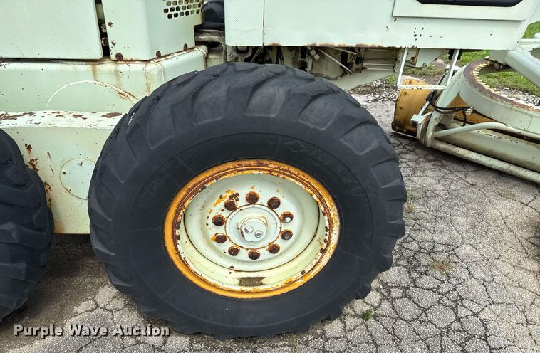 image for item DU9903 1981 John Deere JD570-A motor grader