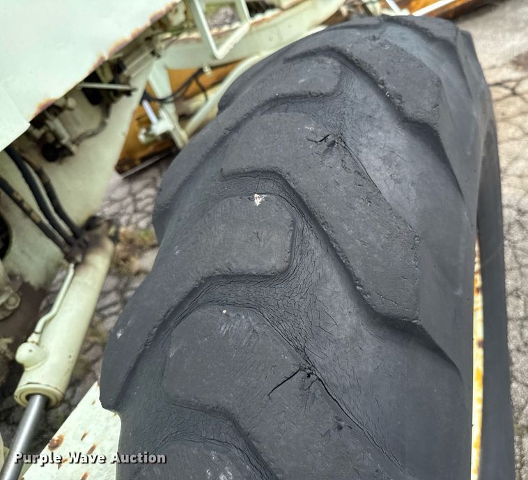 image for item DU9903 1981 John Deere JD570-A motor grader