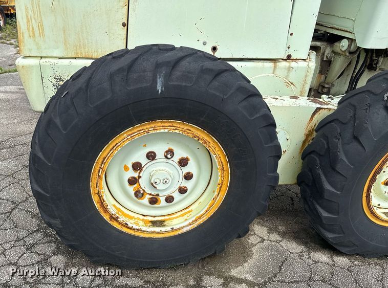 image for item DU9903 1981 John Deere JD570-A motor grader