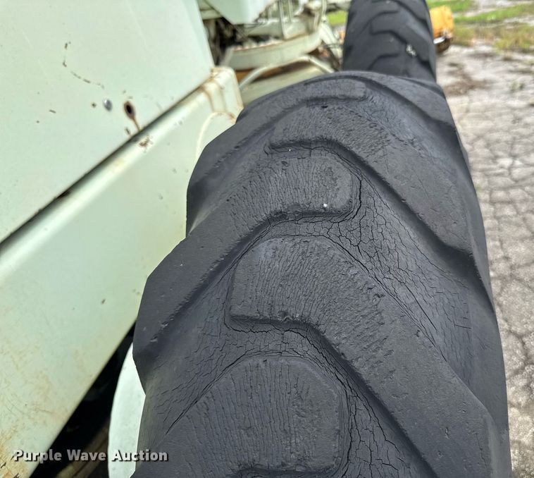 image for item DU9903 1981 John Deere JD570-A motor grader