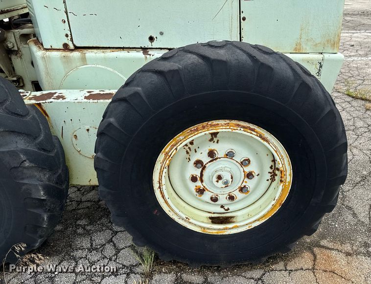 image for item DU9903 1981 John Deere JD570-A motor grader