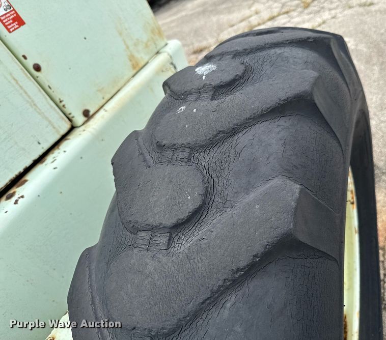 image for item DU9903 1981 John Deere JD570-A motor grader