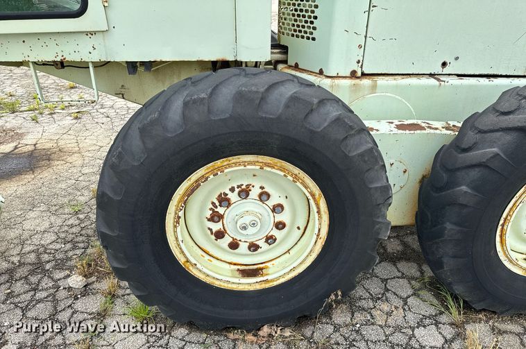 image for item DU9903 1981 John Deere JD570-A motor grader