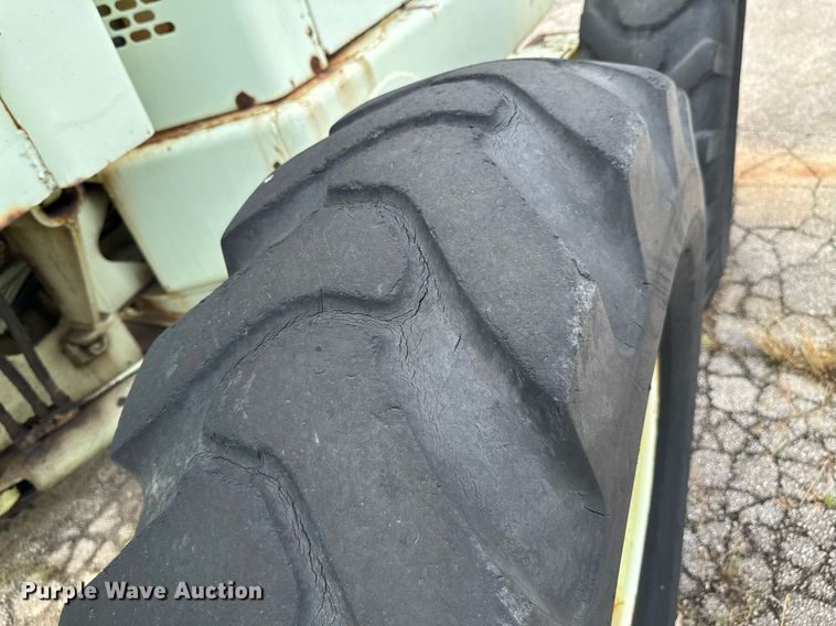 image for item DU9903 1981 John Deere JD570-A motor grader