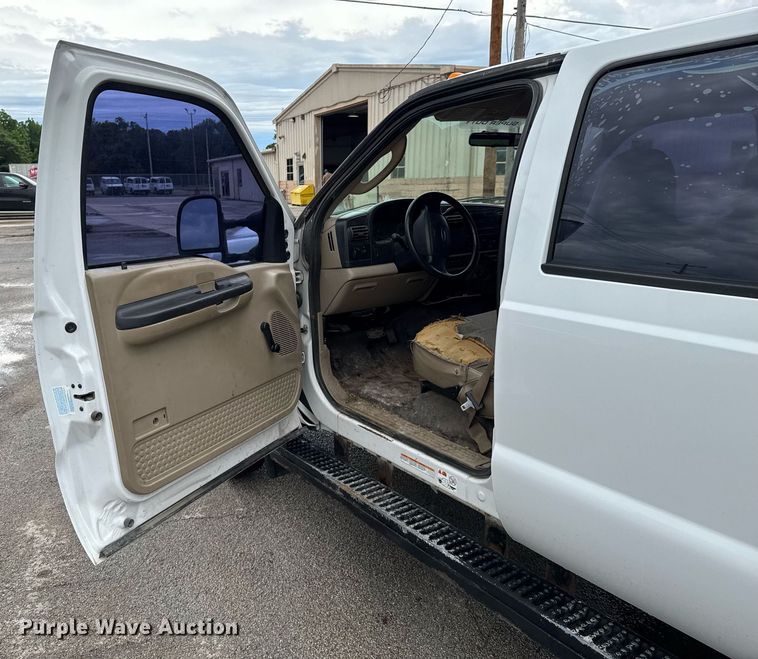 image for item DU9907 2006 Ford F450 Super Duty Crew Cab flatbed truck