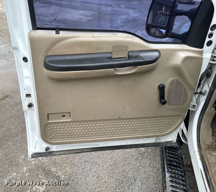 image for item DU9907 2006 Ford F450 Super Duty Crew Cab flatbed truck