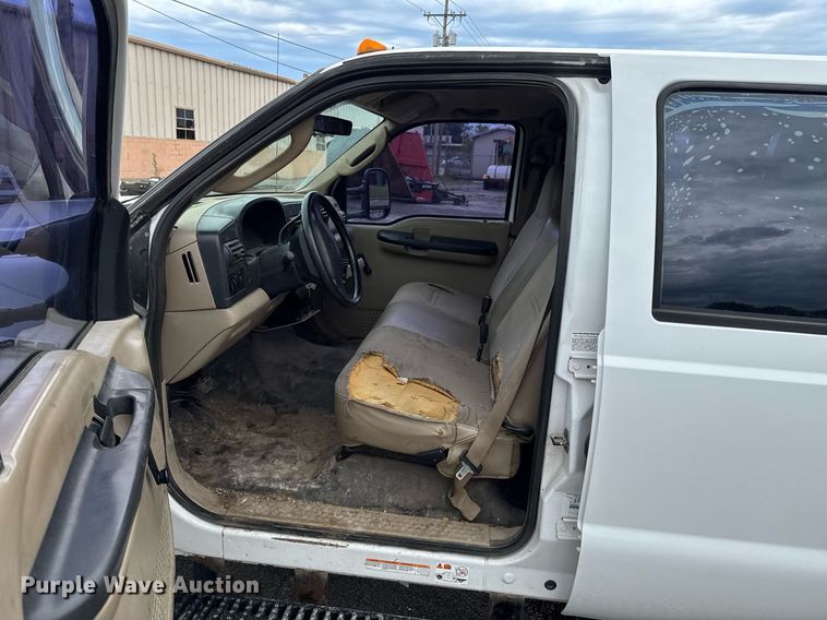 image for item DU9907 2006 Ford F450 Super Duty Crew Cab flatbed truck