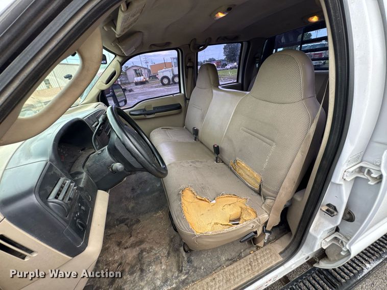 image for item DU9907 2006 Ford F450 Super Duty Crew Cab flatbed truck