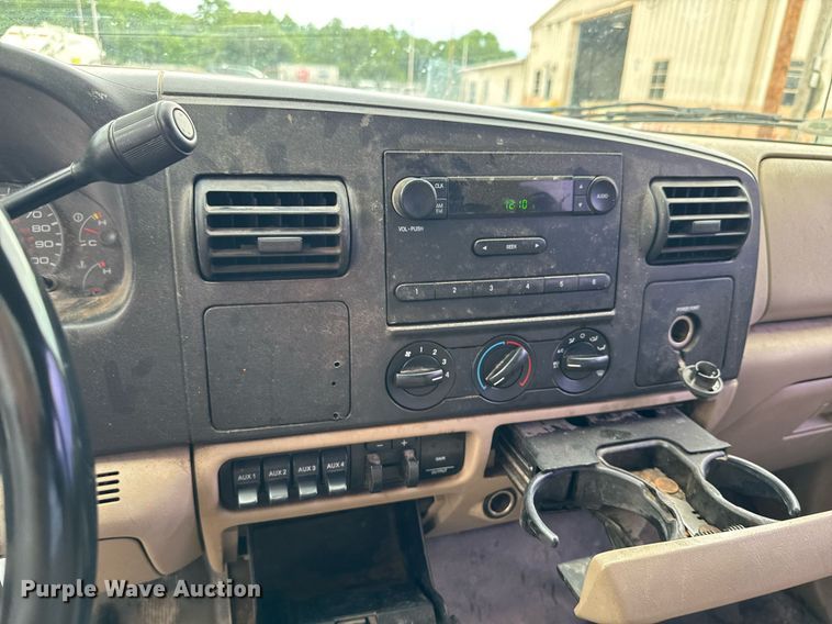 image for item DU9907 2006 Ford F450 Super Duty Crew Cab flatbed truck