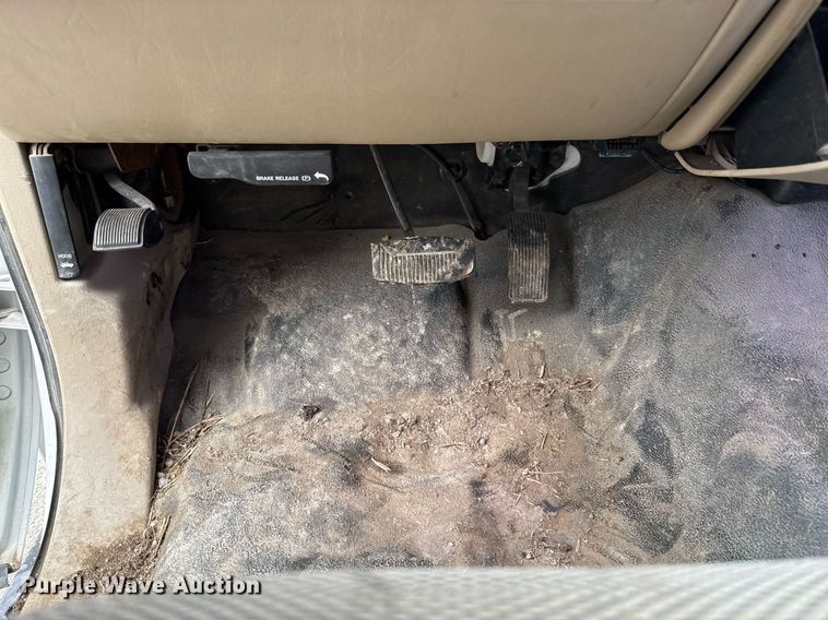 image for item DU9907 2006 Ford F450 Super Duty Crew Cab flatbed truck