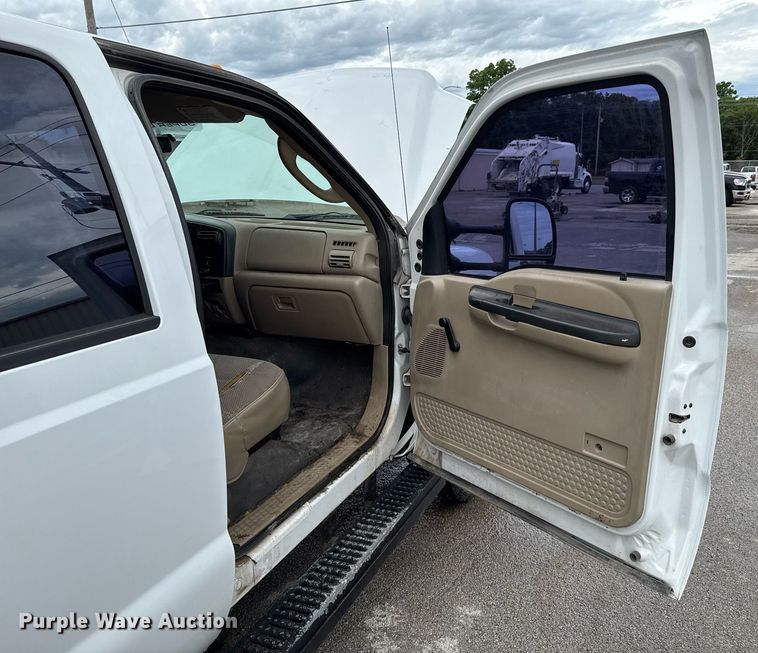 image for item DU9907 2006 Ford F450 Super Duty Crew Cab flatbed truck