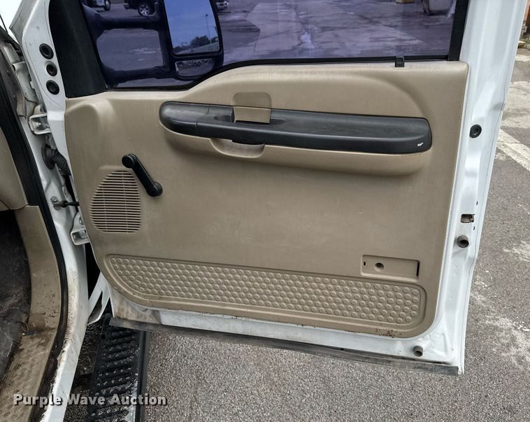 image for item DU9907 2006 Ford F450 Super Duty Crew Cab flatbed truck