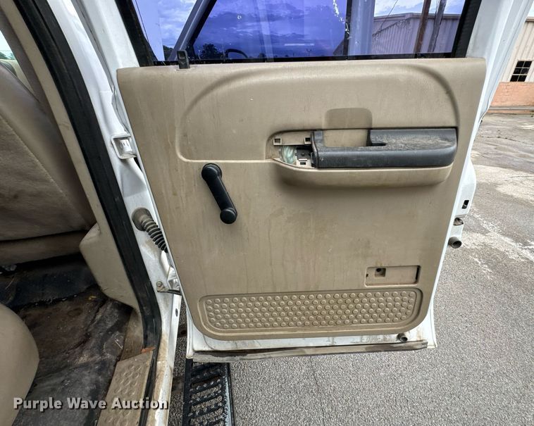 image for item DU9907 2006 Ford F450 Super Duty Crew Cab flatbed truck