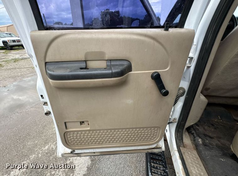 image for item DU9907 2006 Ford F450 Super Duty Crew Cab flatbed truck