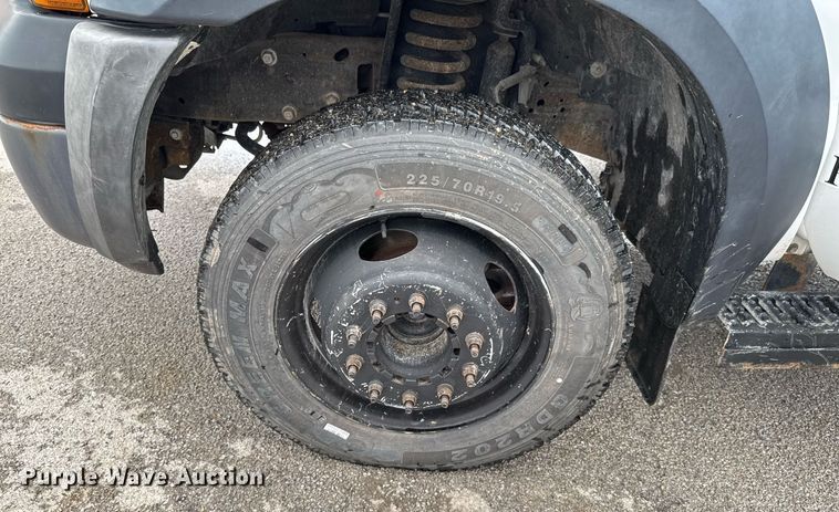 image for item DU9907 2006 Ford F450 Super Duty Crew Cab flatbed truck