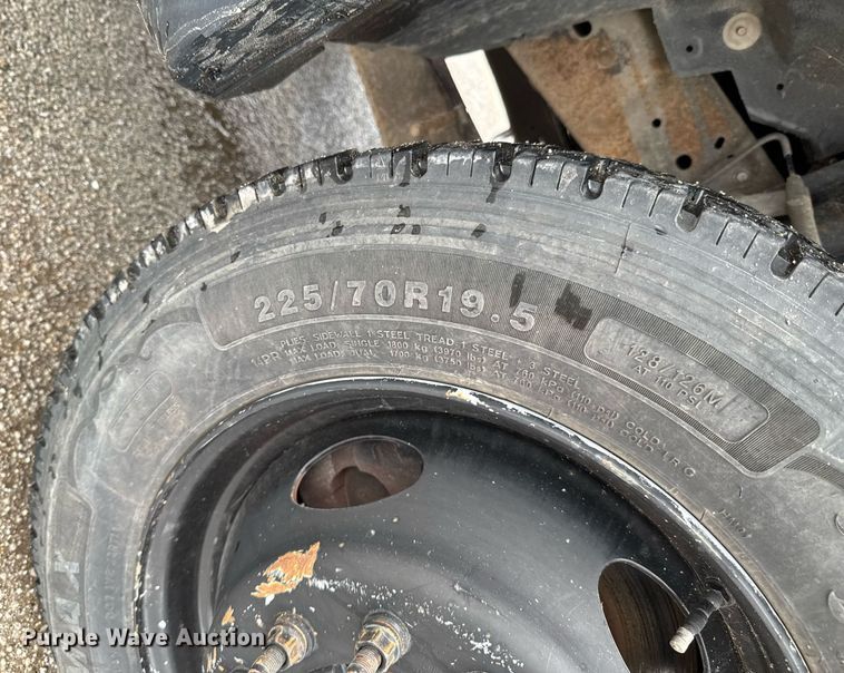 image for item DU9907 2006 Ford F450 Super Duty Crew Cab flatbed truck