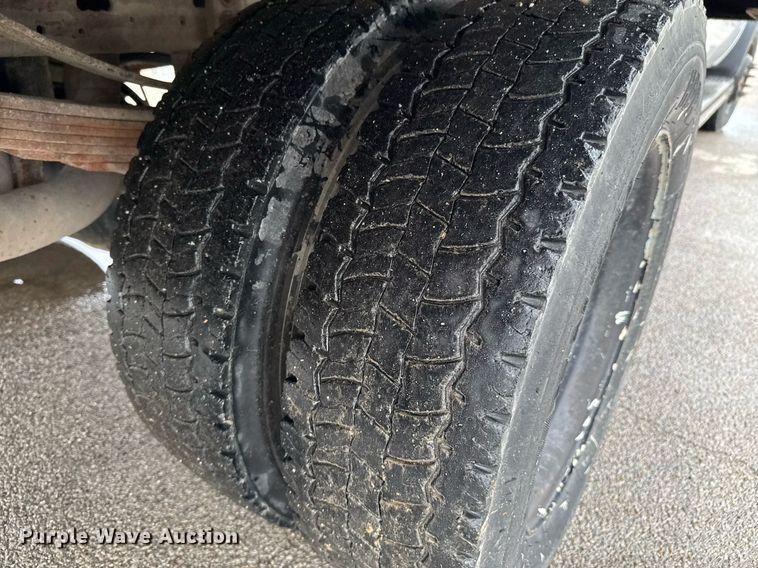 image for item DU9907 2006 Ford F450 Super Duty Crew Cab flatbed truck