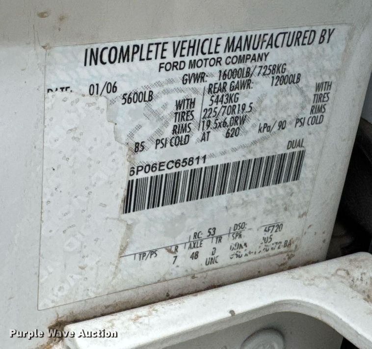 image for item DU9907 2006 Ford F450 Super Duty Crew Cab flatbed truck