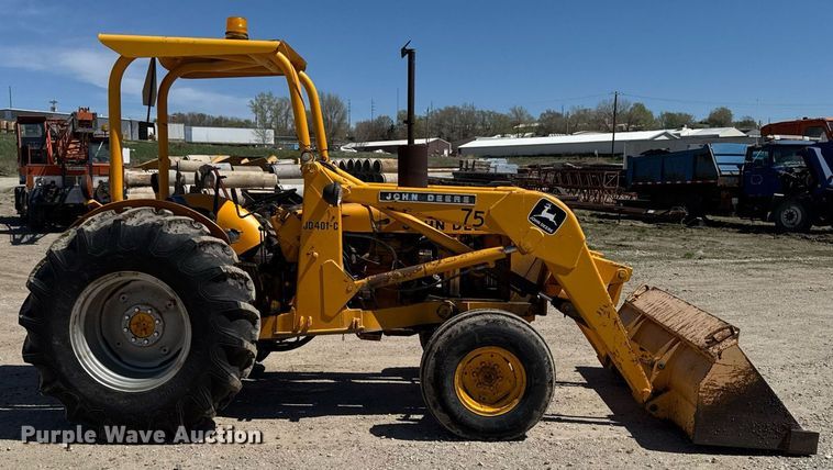 image for item DV2535 1977 John Deere 401 C tractor