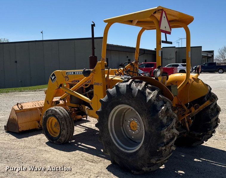 image for item DV2535 1977 John Deere 401 C tractor