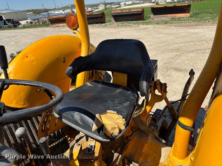 image for item DV2535 1977 John Deere 401 C tractor