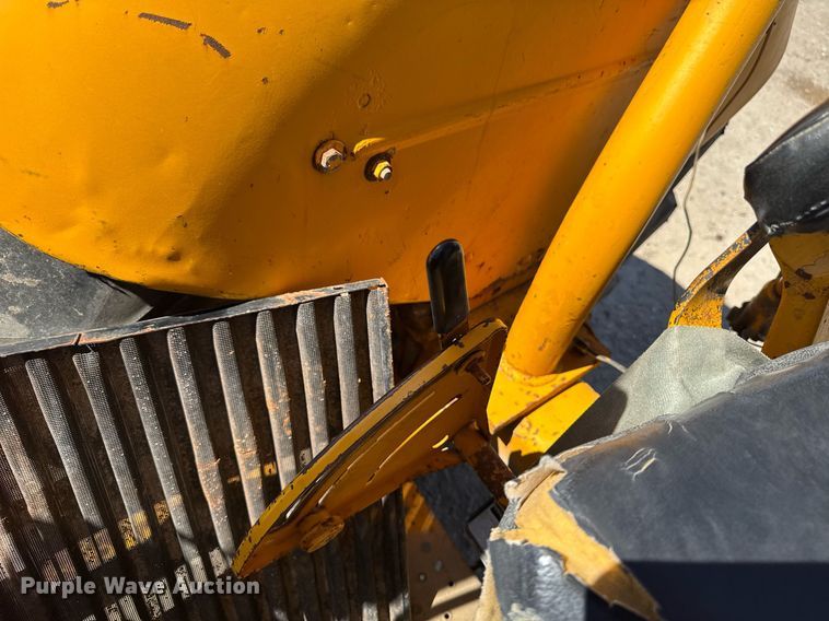 image for item DV2535 1977 John Deere 401 C tractor