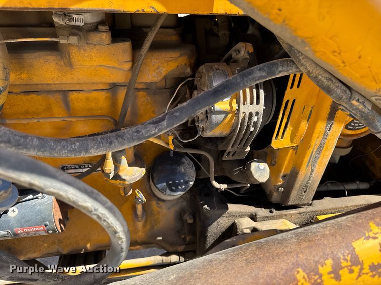 image for item DV2535 1977 John Deere 401 C tractor