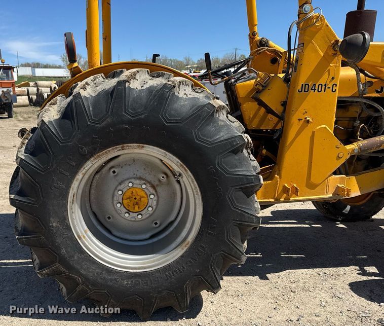 image for item DV2535 1977 John Deere 401 C tractor